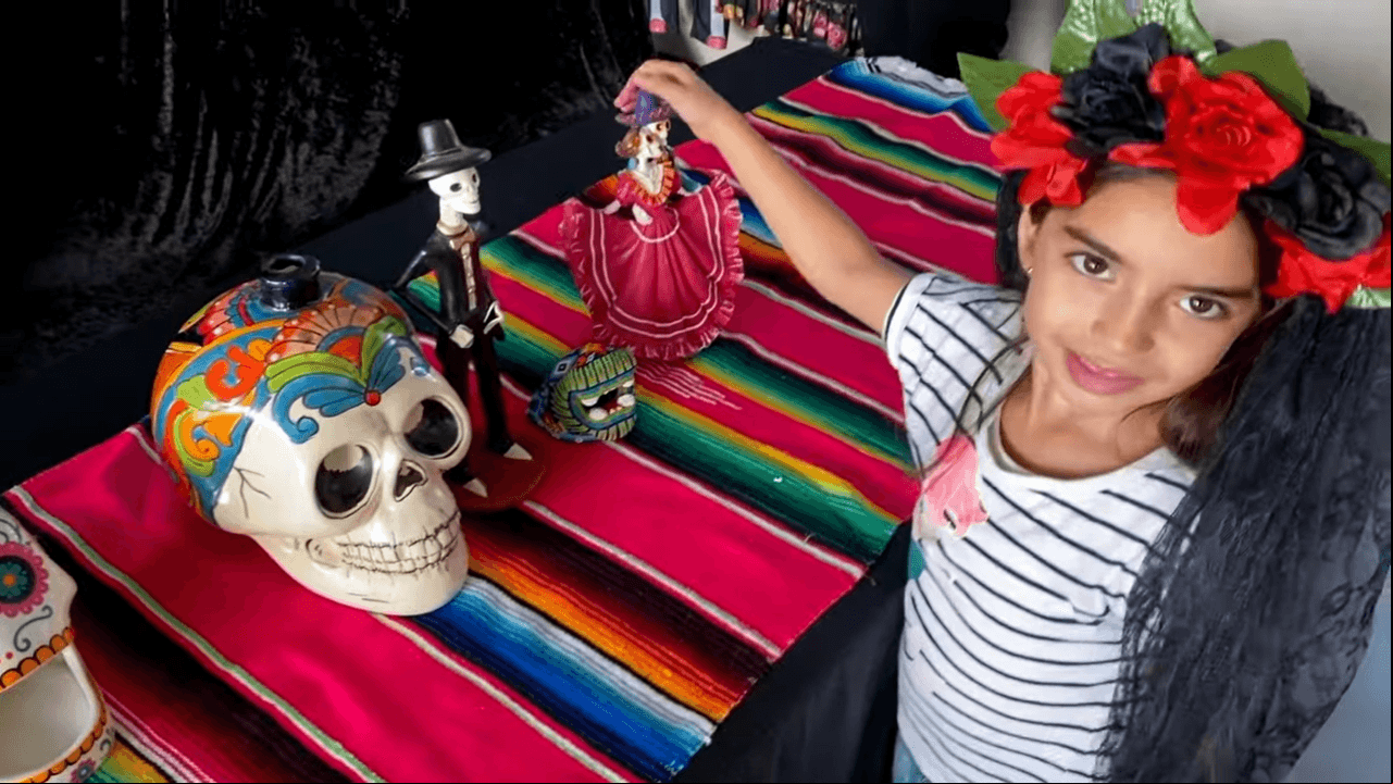La encargada de mostrar la transformación de la tía de Kailani fue Alessandra Rosaldo, quien a través de su canal de YouTube compartió una grabación en la que presumió cómo comenzaron los festejos del Día de Muertos.