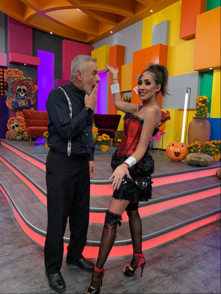 Cynthia Urías se disfrazó de una bella ayudante de mago...