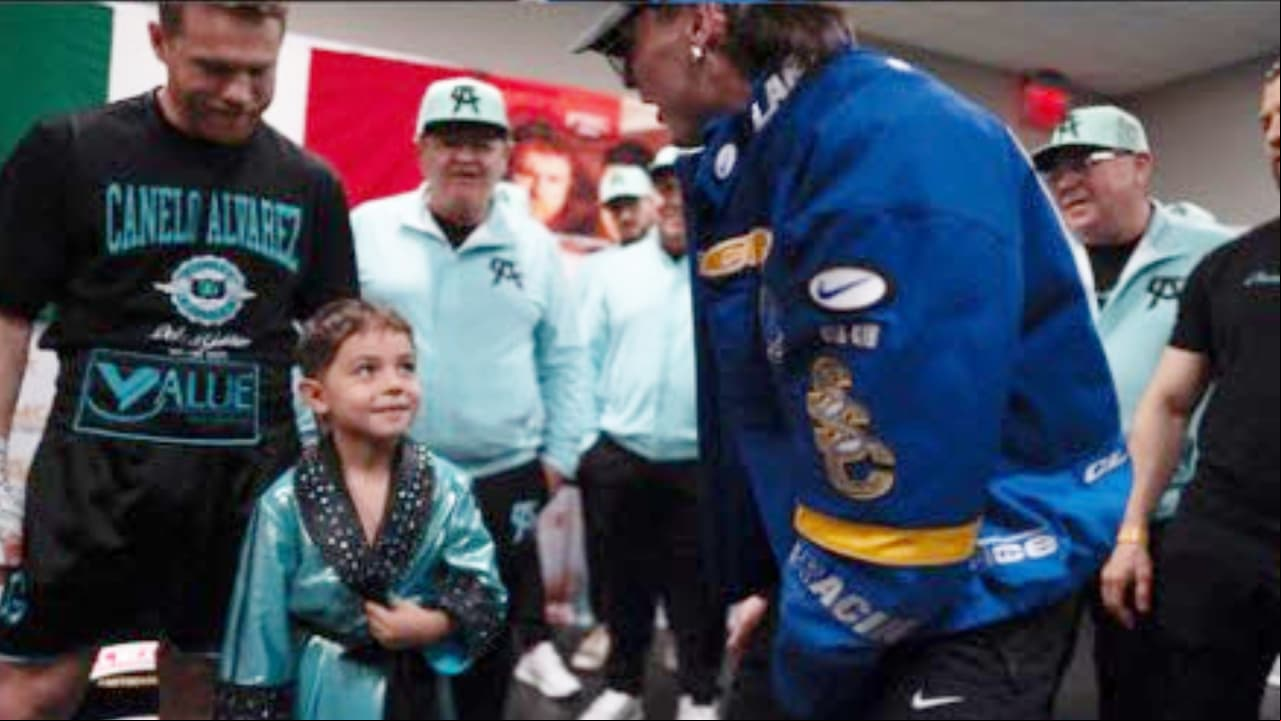 El hijo del 'Canelo' parecía estar feliz al saludar e Peso Pluma.