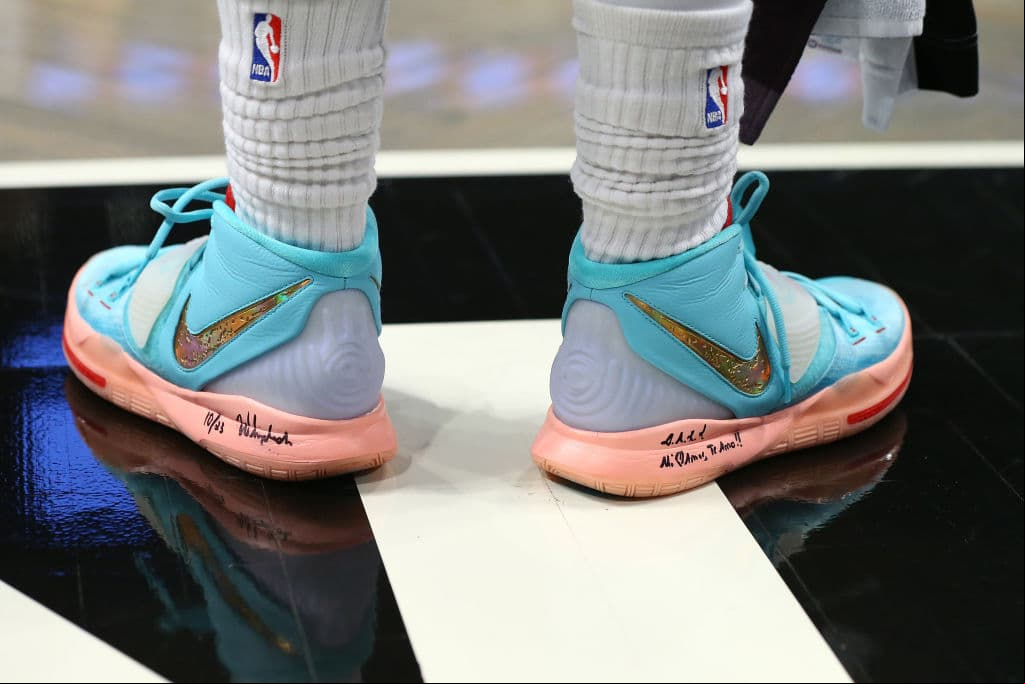 Los jugadores del mejor básquetbol del mundo siguen mostrando su buen gusto por los tenis y nos regalan nuevos modelos totalmente a la moda. Cheque los nuevos tenis.