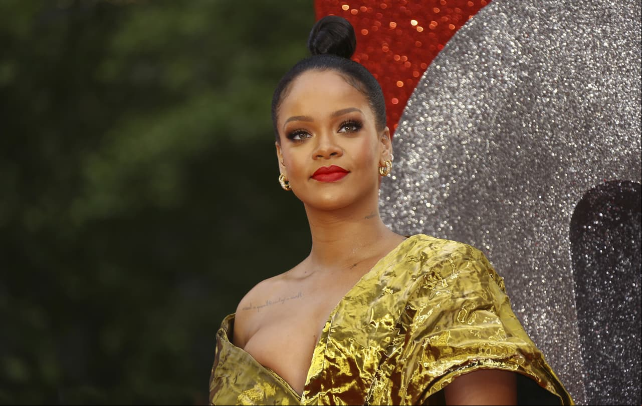 Rihanna aparece sin maquillaje y con sus padres en Instagram