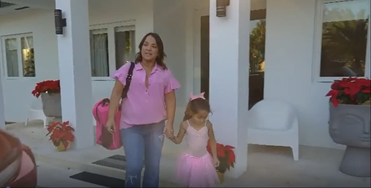 A través de las redes sociales y sus respectivos canales de YouTube, la familia Cota López muestran a detalle algunos rincones de su hogar, como la entrada, la cual presumieron en un comercial de autos.