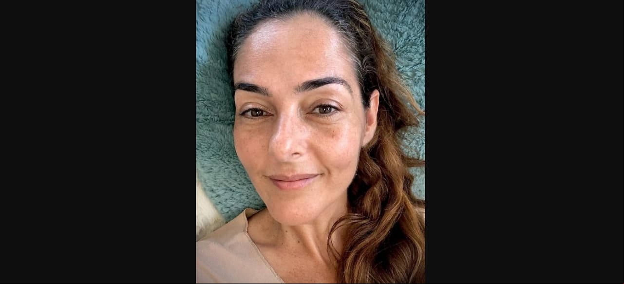 Fue a través de su cuenta oficial de Instagram que la estrella de televisión compartió una fotografía en la que como pocas veces se dejó ver completamente al natural y sin una gota de maquillaje.