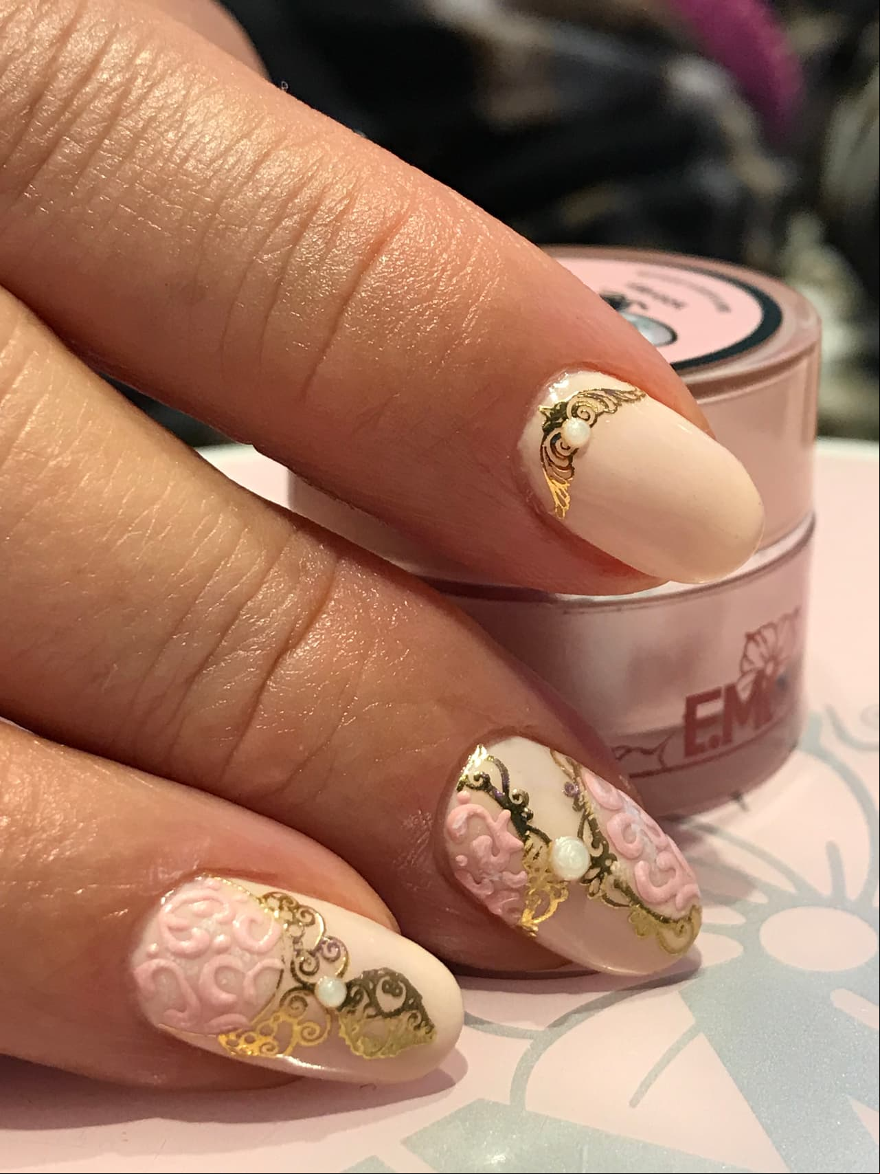 Embellece tus uñas con la técnica de decoración rusa, ¡la amarás!