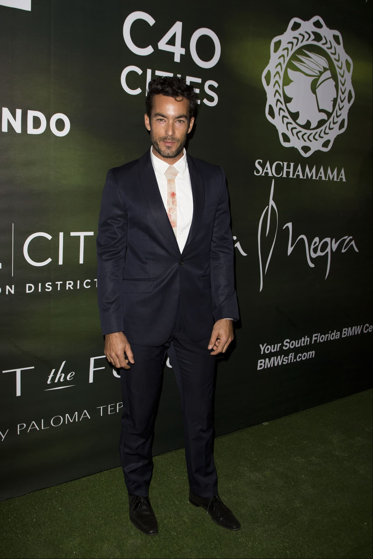 Aarón Díaz presume cuerpazo… ¡y protagoniza tremenda caída!
