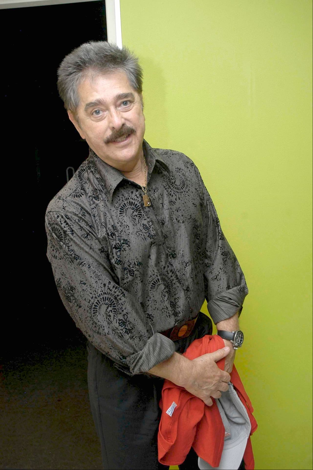 Antes de probar suerte en el espectáculo, Raymundo estudió economía y fue profesor de inglés; pero gracias a su amor por las artes su carrera dio un giro de 180 grados al debutar en la serie ‘De la tierra a la luna’ y en el cine ‘Rosas blancas para mi hermana negra’ en 1969.