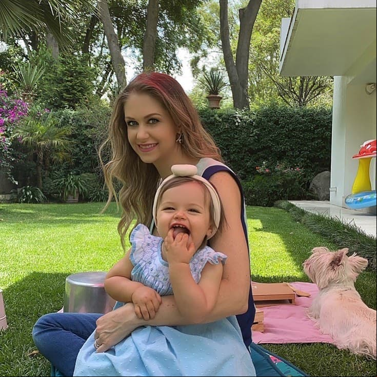 El jardín también es uno de los espacios más fotografiados por Ingrid, donde además de tomar el sol con su hija y perritos, cuenta con varias atracciones para la pequeña como juegos inflables y una hamaca.