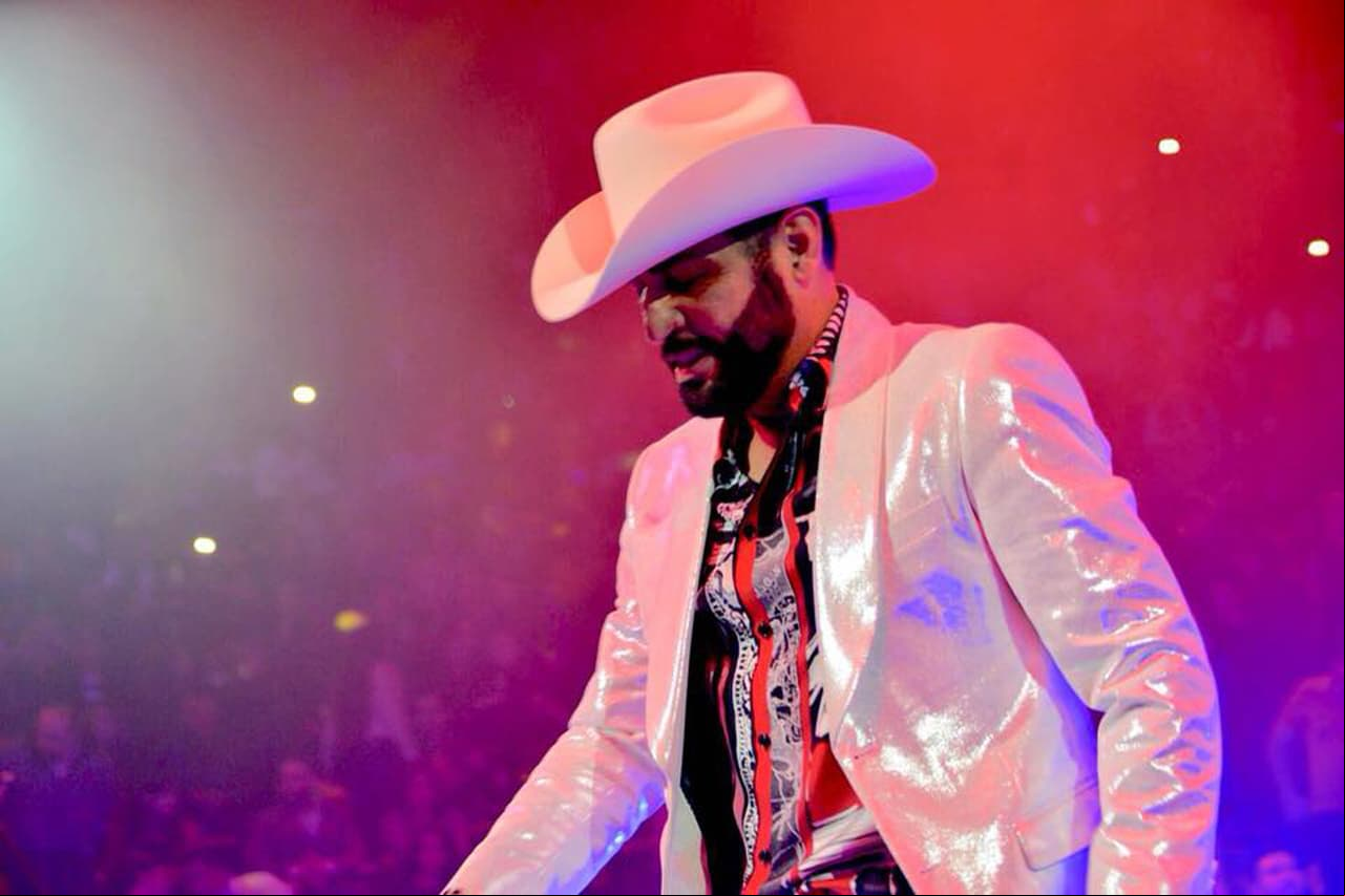 Pancho Barraza protagoniza aparatosa caída en pleno concierto