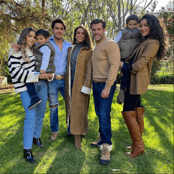 Y aunque los rumores de una posible separación los han acompañado por años, la pareja que trabajó junta en 'Muñecos de papel' ha permanecido unida. "He llegado a un momento de mi vida en donde no me interesa desmentir ni aclarar. Mientras yo sepa que estoy bien, no tendría porque dar alguna aclaración", reveló la actriz en noviembre de 2019 a un programa de espectáculos.