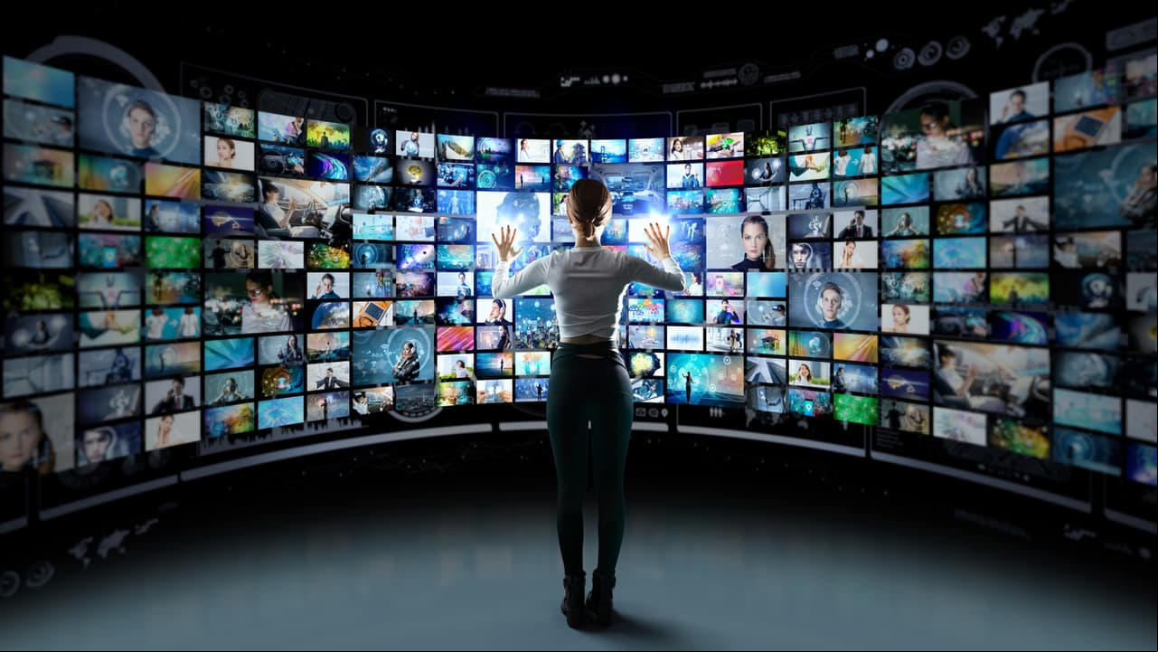 Entretenimiento por streaming: Ya que estamos pasando tanto tiempo en casa, las plataformas de servicios bajo demanda hayan tenido un crecimiento acelerado este último año en México, alcanzando los 15 millones de s, según la consultora Dataxis. “Hay generaciones que crecerán solamente viéndolo en sus propios dispositivos y tal vez se reunirán con alguien para ver una película”, dice Vanessa Rosas, directora de blim tv, para Las Estrellas
