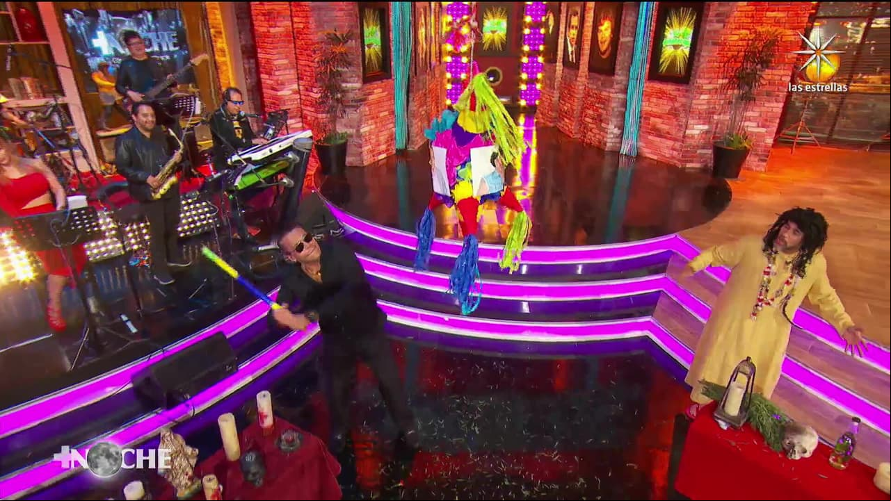 Alfredo Adame rompe piñata de Carlos Trejo, Diana Golden y Gustavo Adolfo Infante