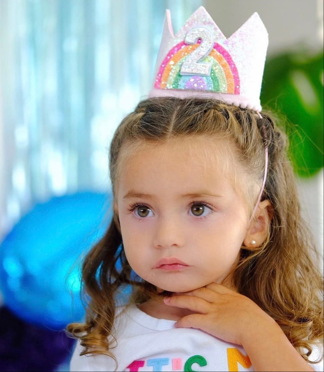 "Gracias mi muñeca hermosa por venir a cerrar esta familia con broche de oro, por venir a llenar nuestros corazones de tanta alegría y tanto amor. Gracias por ser mi bebé, por ser tan alegre tierna y amorosa. Gracias por recordarme que nunca debo de dejar dar gracias al cielo por la bendición de poder ser mamá", añadió la conductora, quien ha declarado en varias ocasiones que ya no tendrá más hijos.
