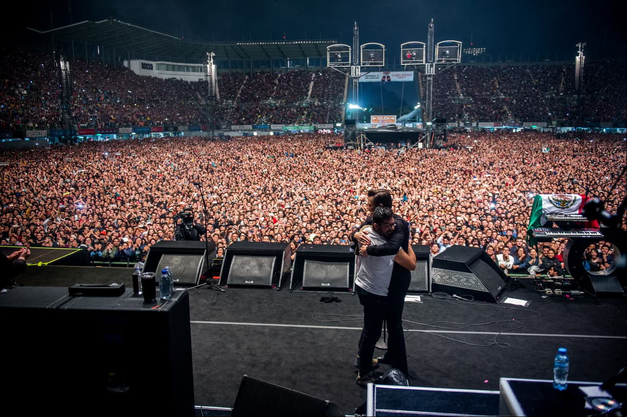 José Luis encarnó el amor de todos los fans de The Killers en el abrazo que le dio a Brandon Flowers luego de tocar la batería con la agrupación.