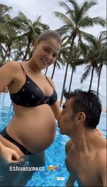 La brasileña presumió en traje de baño lo mucho que ha crecido su pancita de embarazo.