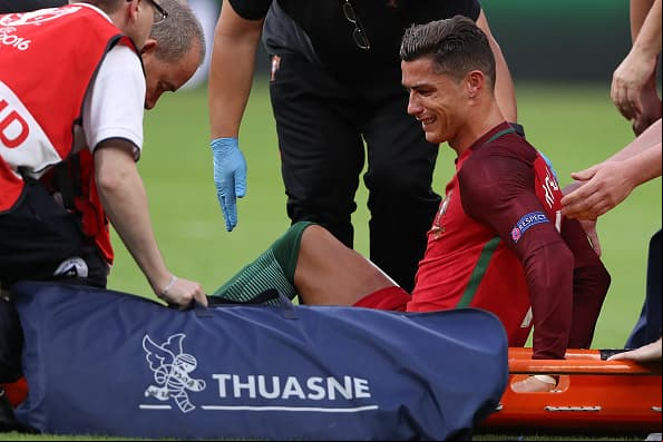 Entre lágrimas, Cristiano Ronaldo salió lesionado en la final de la Eurocopa de Francia