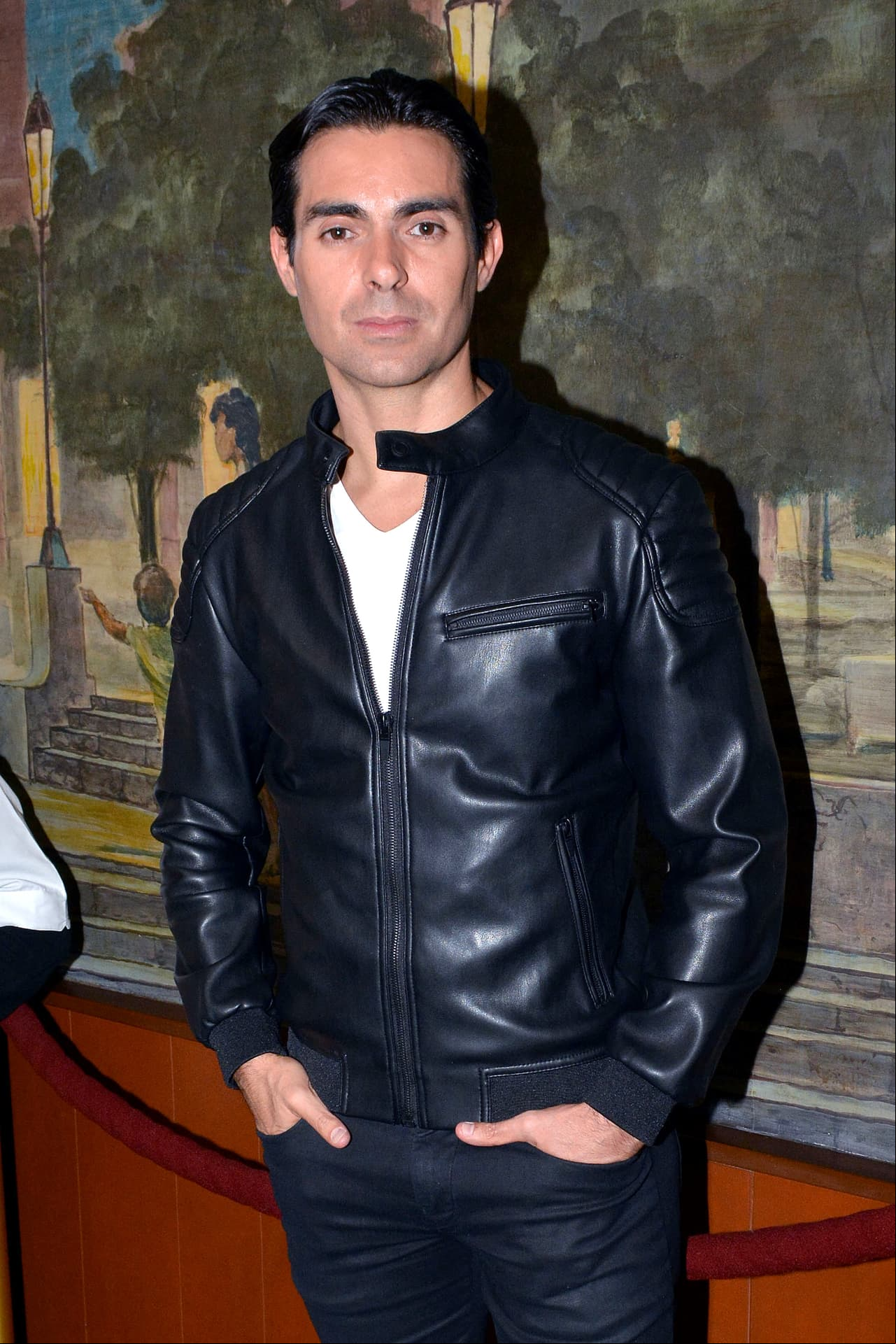 Pese a que el actor Ernesto D’Alessio es diputado federal del Distrito 8 de Nuevo León, desde el 1 de septiembre de 2018, el también cantante recientemente dio a conocer su intención de perseguir una carrera como diputado o presidente municipal, e incluso llegar a ser gobernador del estado de Nuevo León, representando al Partido Encuentro Solidario.