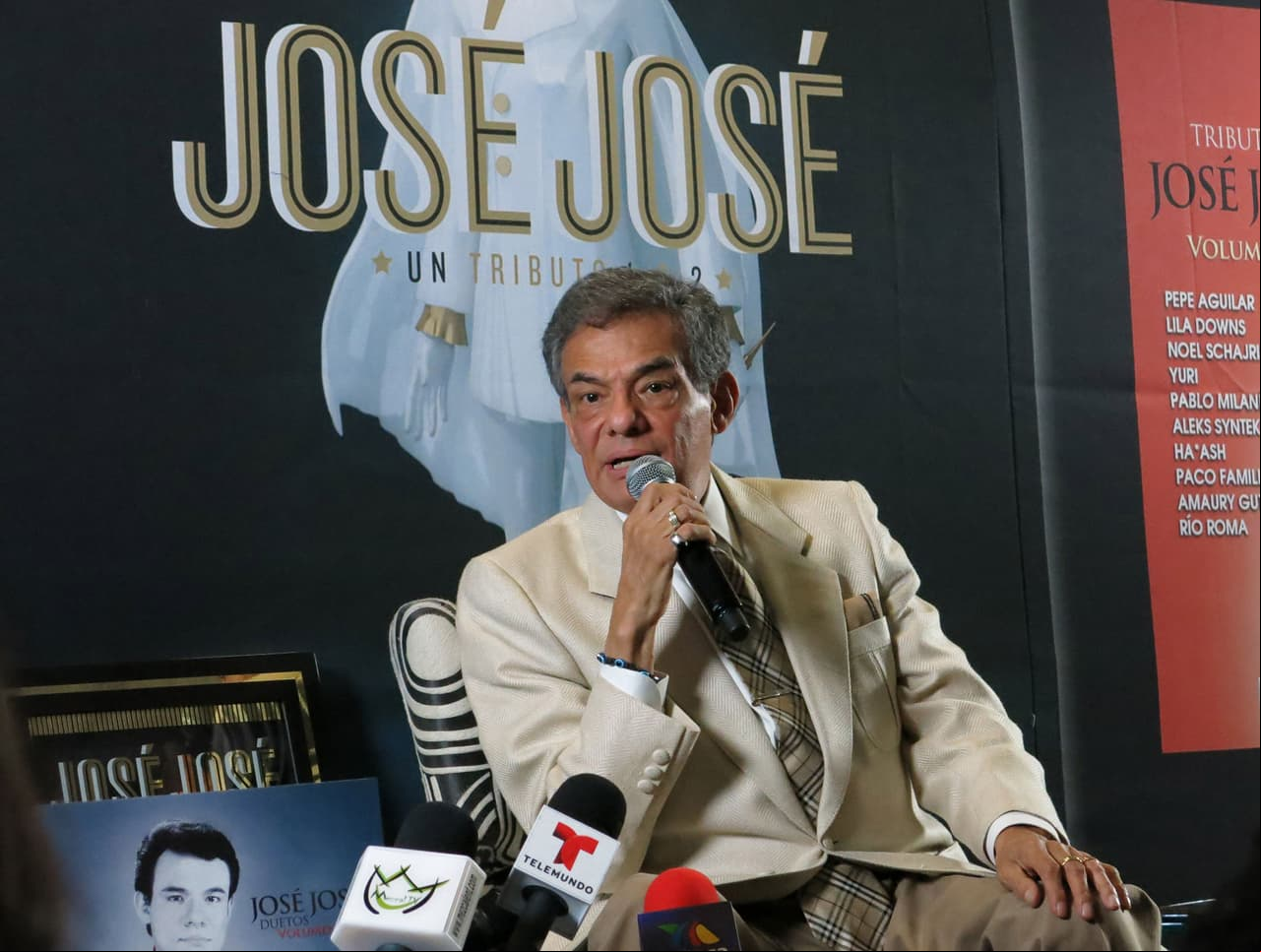 En los primeros años de su carrera, José José consumía mucho alcohol y tiempo después se involucró en el mundo de las drogas