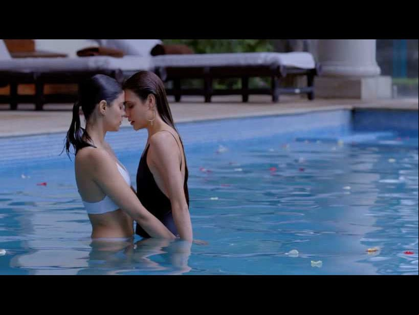 ‘Valentina’ le pide a ‘Juliana’ que dejen de pensar en todo y se relajen en la piscina, lugar en el que tuvieron su primer beso.