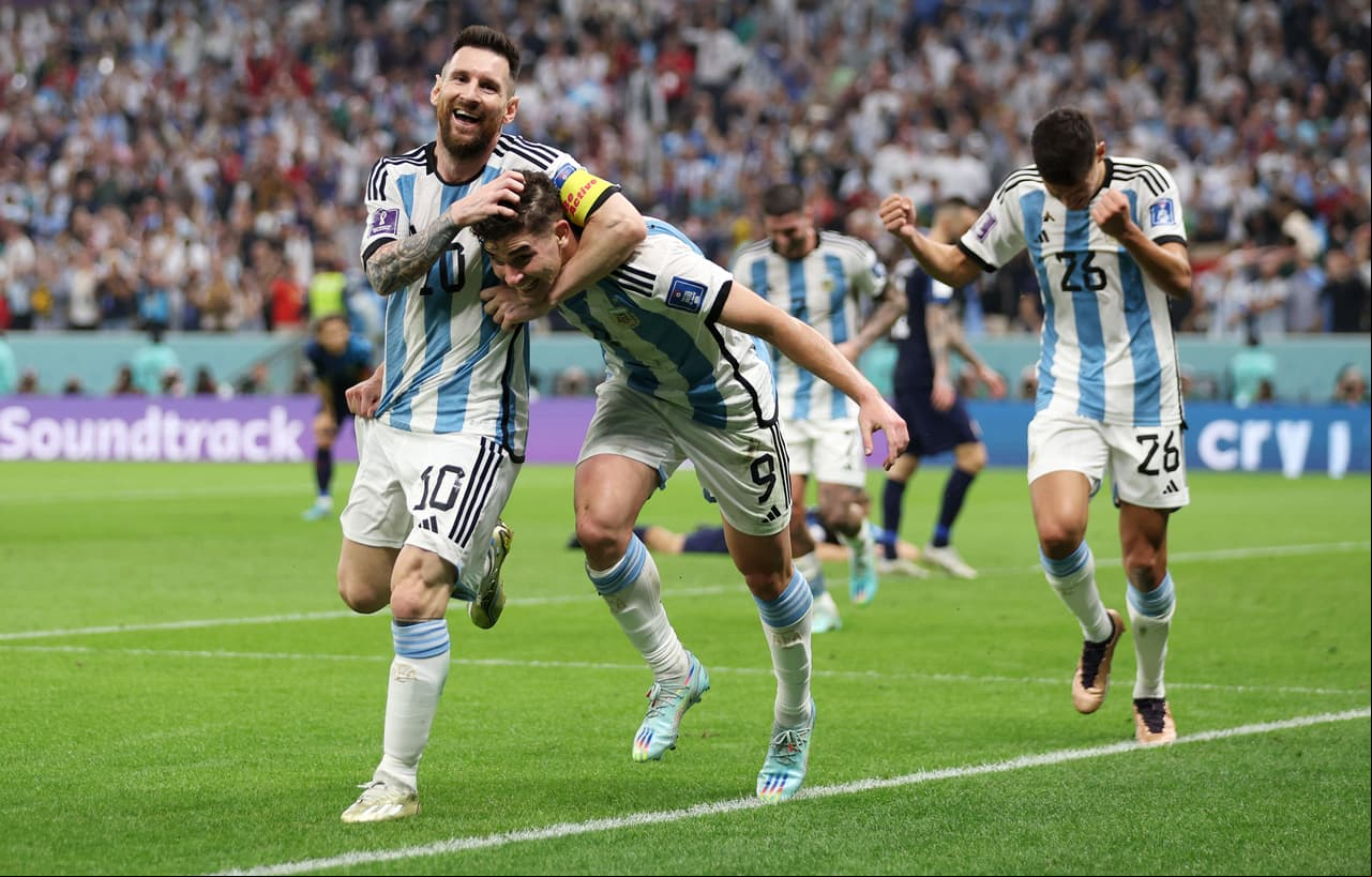 Julián Álvarez y Lionel Messi festejan tras abrir el marcador en las Semifinales contra Croacia.