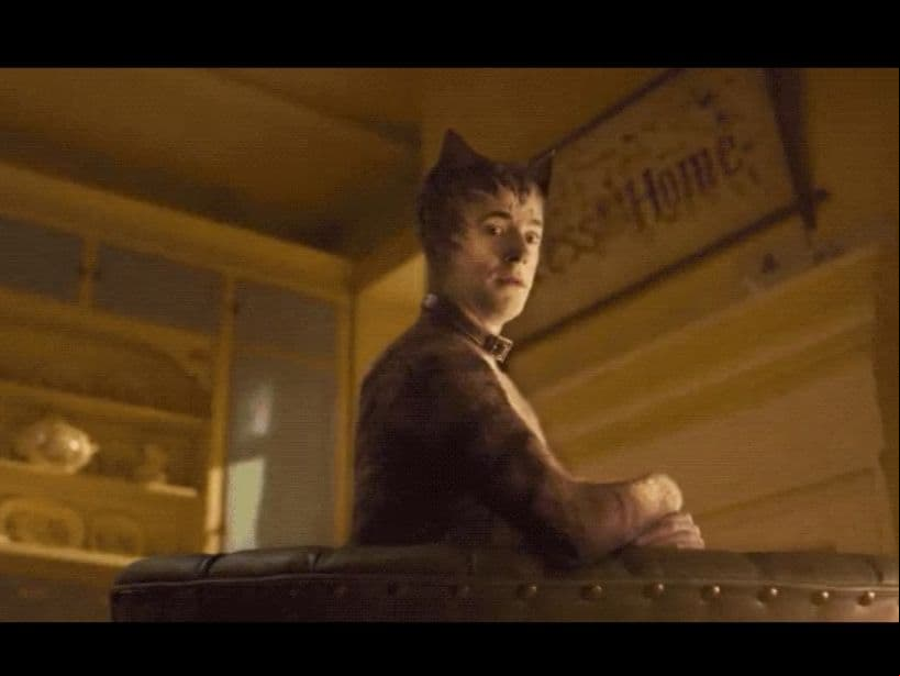 La película musical es dirigida por Tom Hooper, quien trabajó en Les Miserables en el 2013.