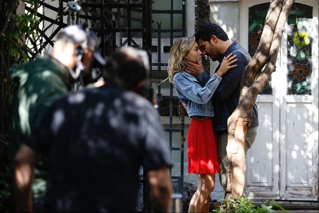La pareja de Angelique es Andrés Palacios, quien da vida a ‘Leonardo’. “Es un policía que está en una división enfocada en la investigación”, contó el actor en entrevista.