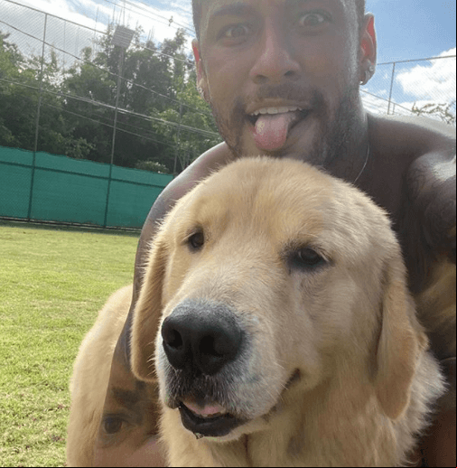 Neymar Jr también es amante de los perros.
