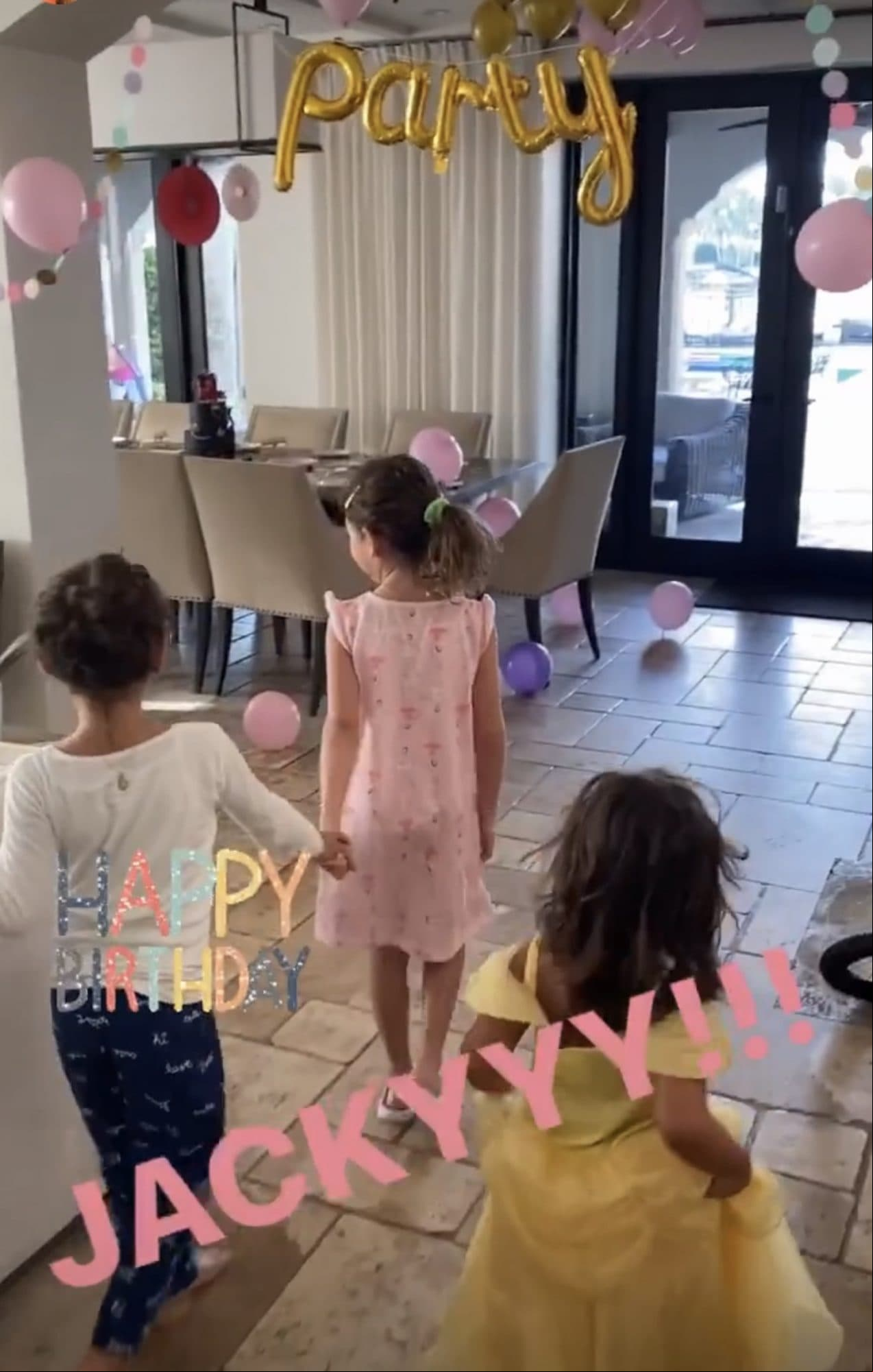 Desde muy temprano la pareja colocó globos rosas y dorados el comedor de su casa para que cuando despertara su hija estuviera todo listo. De acuerdo con las imágenes, la temática de la fiesta estuvo inspirada en la película de Disney, ‘Descendientes’.