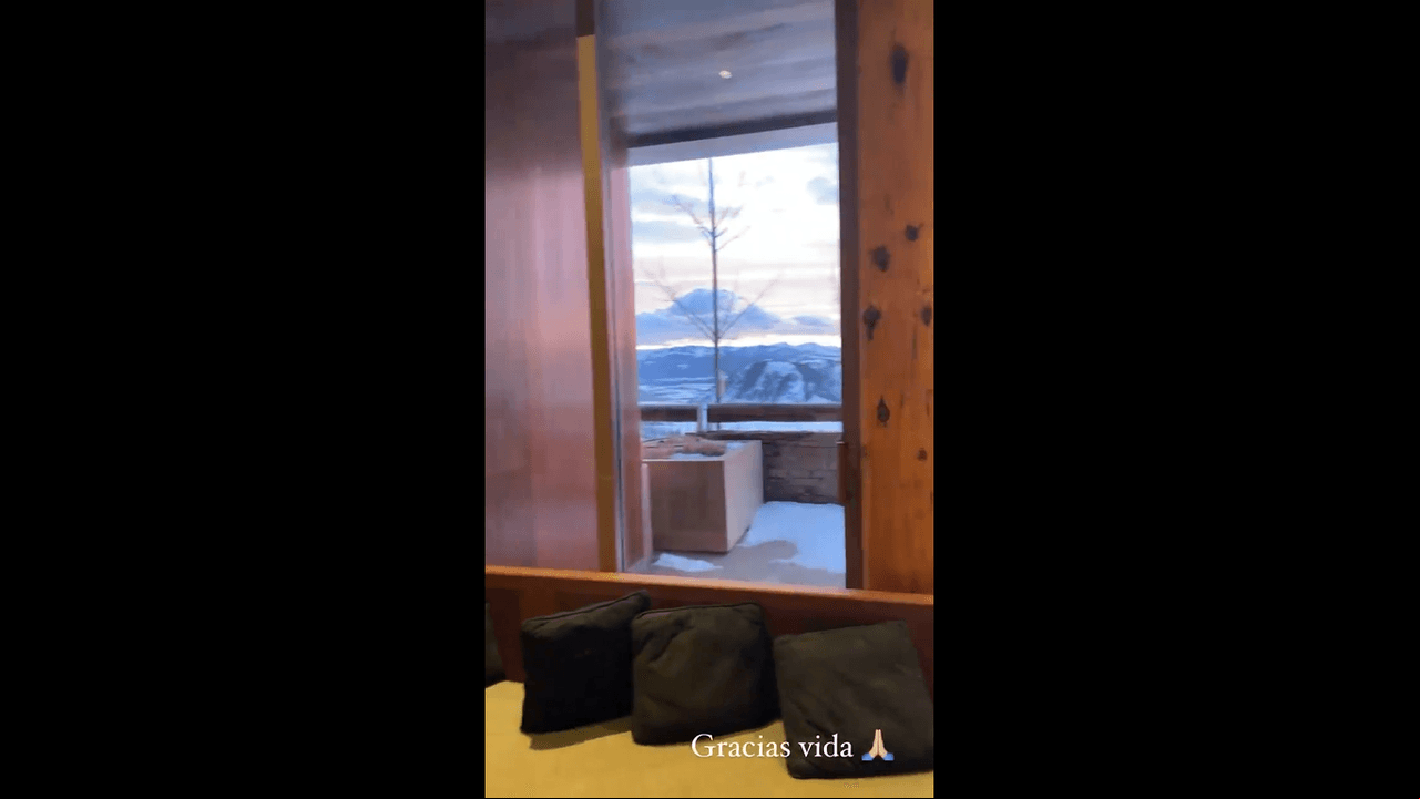 Ana Brenda también dejó ver parte del lujoso hotel en el que se hospeda y es que además de que su habitación cuenta con alberca térmica privada, también tiene una vista privilegiada a las montañas llenas de nieve.