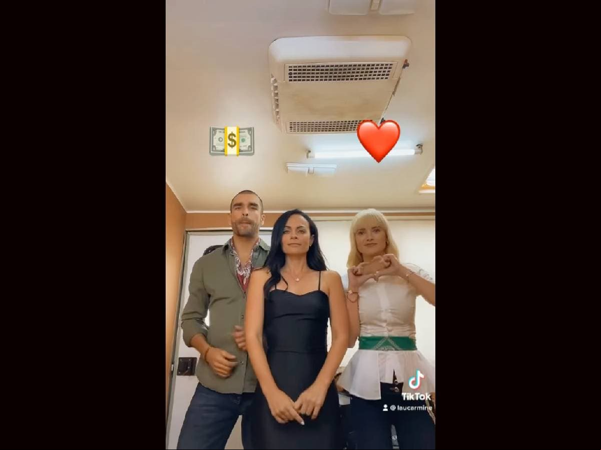 Mientras que días después, impactó al aparecer bailando al lado de Kimberly Dos Ramos y Gonzalo García Vivanco en una de las locaciones de La Desalmada.