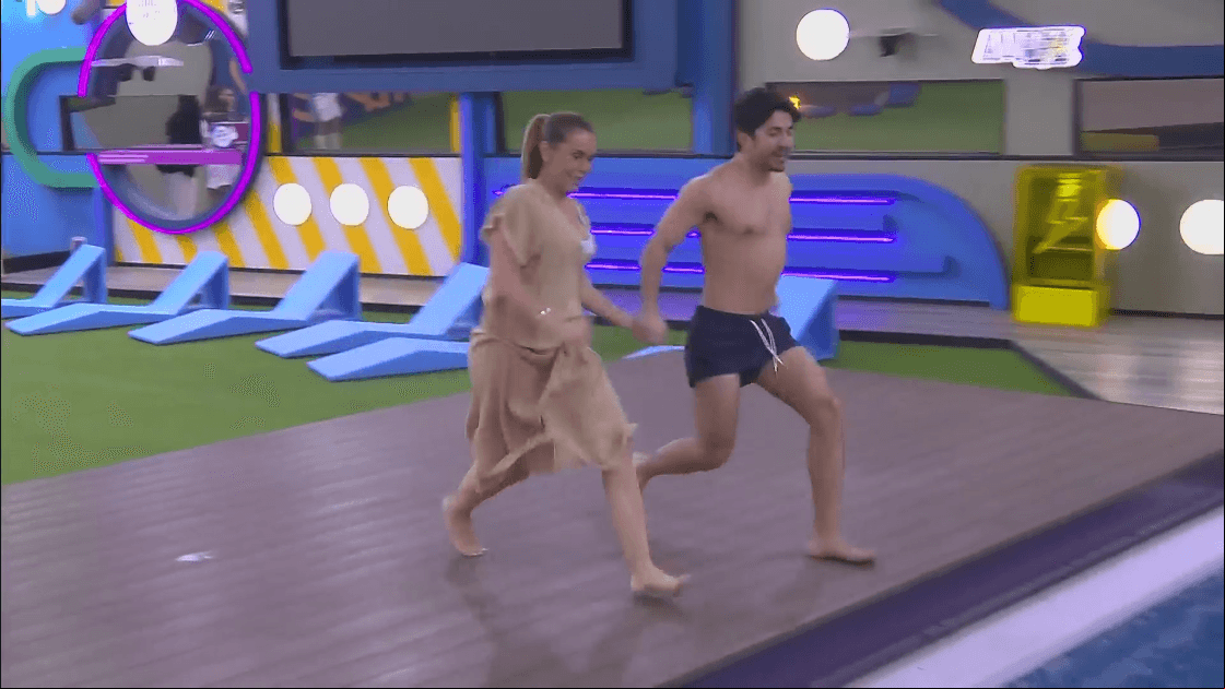 Sabine corre hacia la alberca con Sian