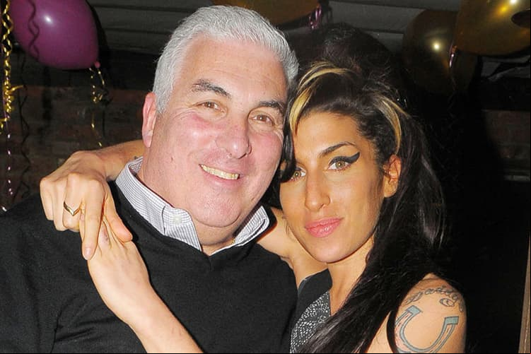 Padre de Amy Winehouse asegura que el espíritu de su hija lo visita