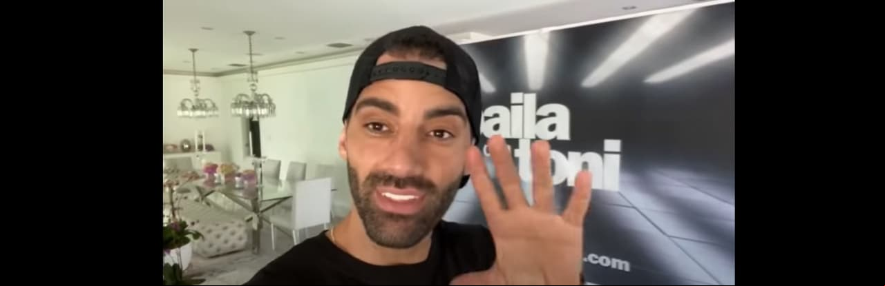 El comedor es blanco y se encuentra ubicado al lado del lugar en que Toni Costa graba sus videos para su canal de YouTube.