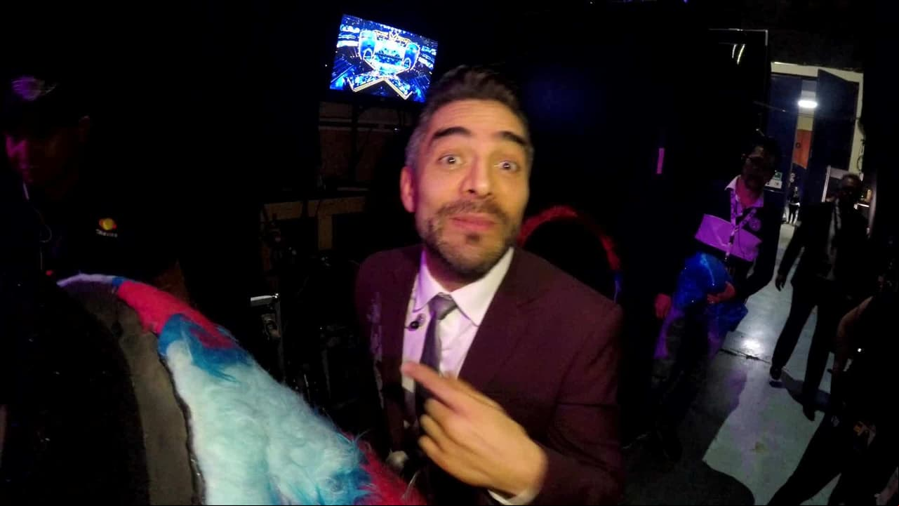 Omar Chaparro entra en la piel de Monstruo para molestar a los investigadores