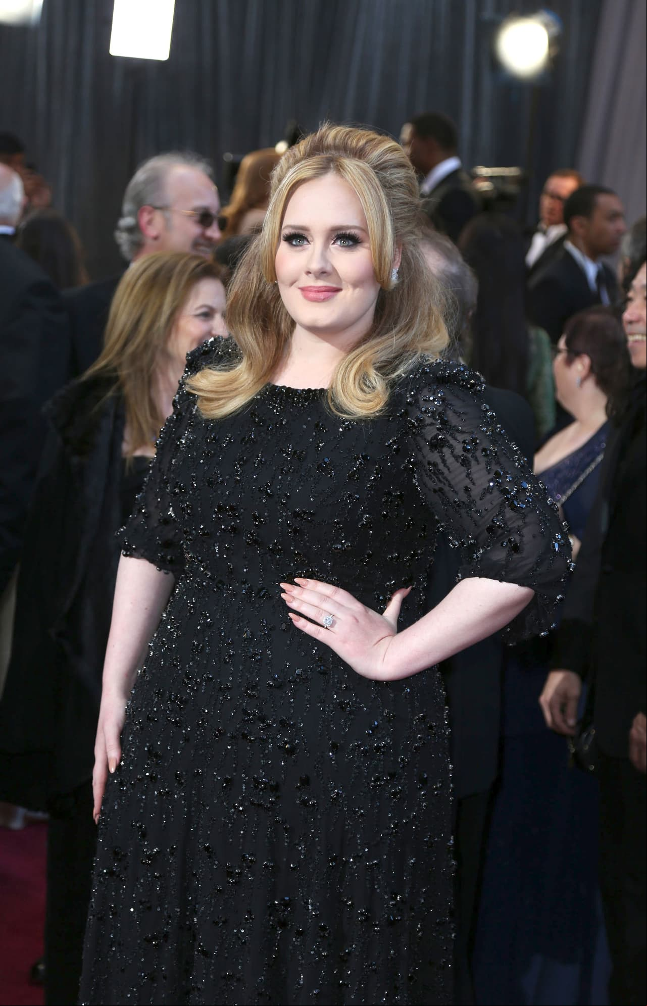 Adele presume abdomen plano tras adelgazar más de 68 kilos y fans afirman: ‘Qué joven se ve’