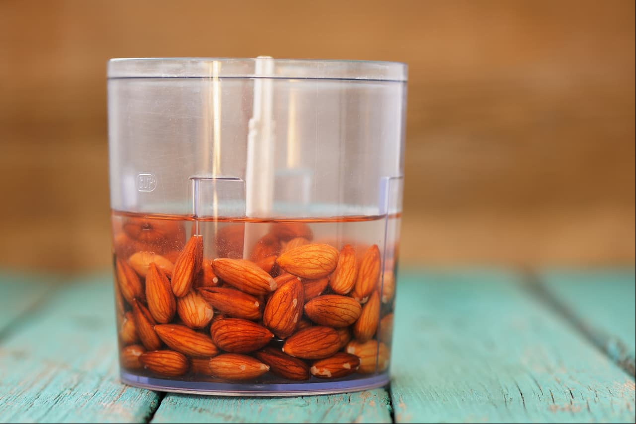 Deja reposar las almendras