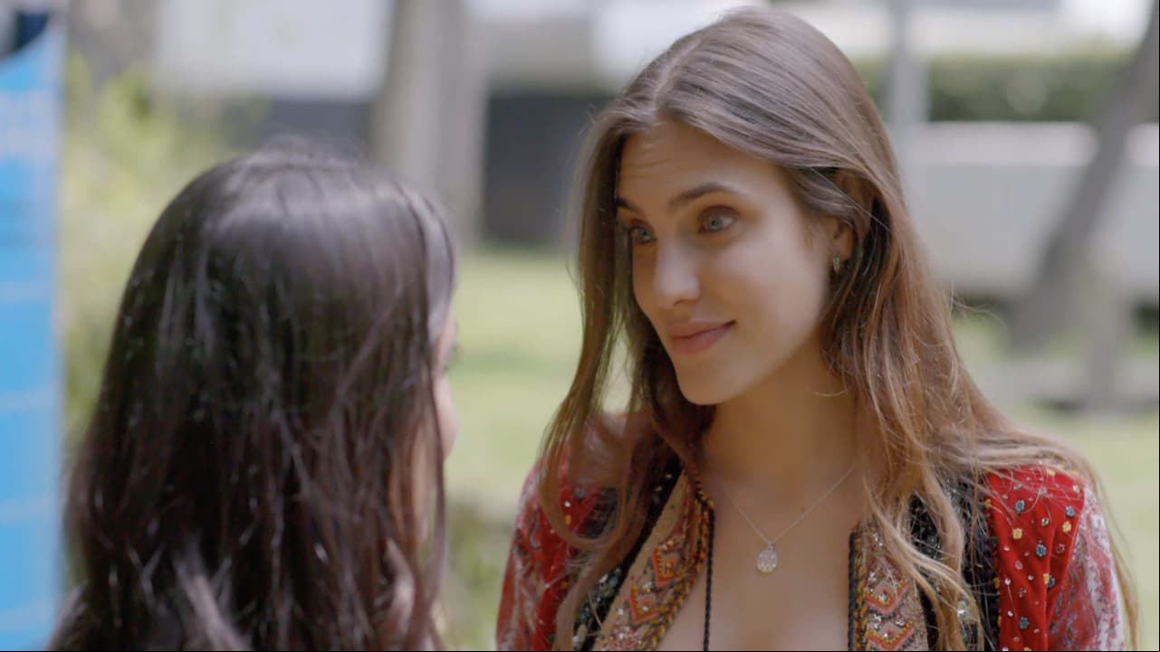 Juliantina se toman de la mano