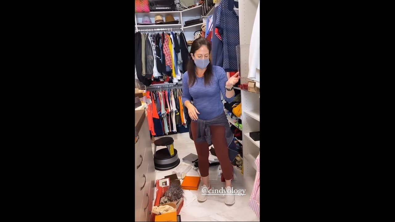 Al fondo hay prendas más grandes como vestidos, chamarras, bolsas más voluminosas y su colección de sombreros, con las que ha protagonizado innumerables fotografías.