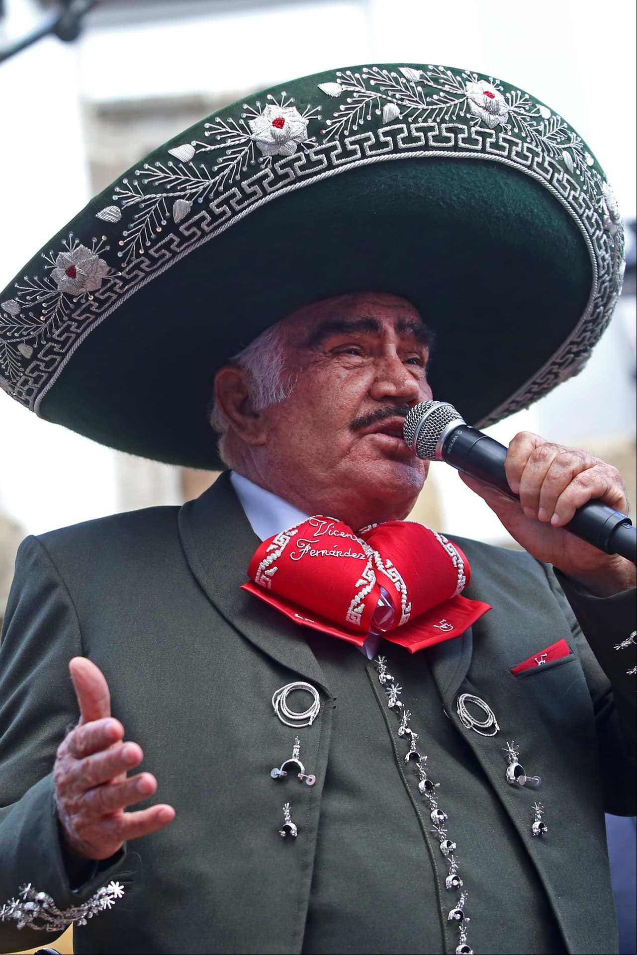 Vicente Fernández, quien murió el pasado 12 de diciembre tras permanecer cuatro meses hospitalizado tras sufrir una caída, fue señalado de presunto acoso por parte de una fan que difundió un video en el que supuestamente el cantante hace tocamientos indebidos.