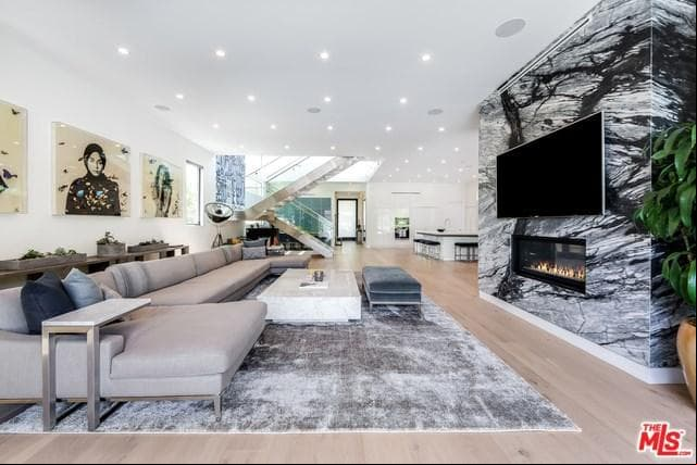 La casa tiene un estilo moderno. La decoración se apoya en piezas de arte.