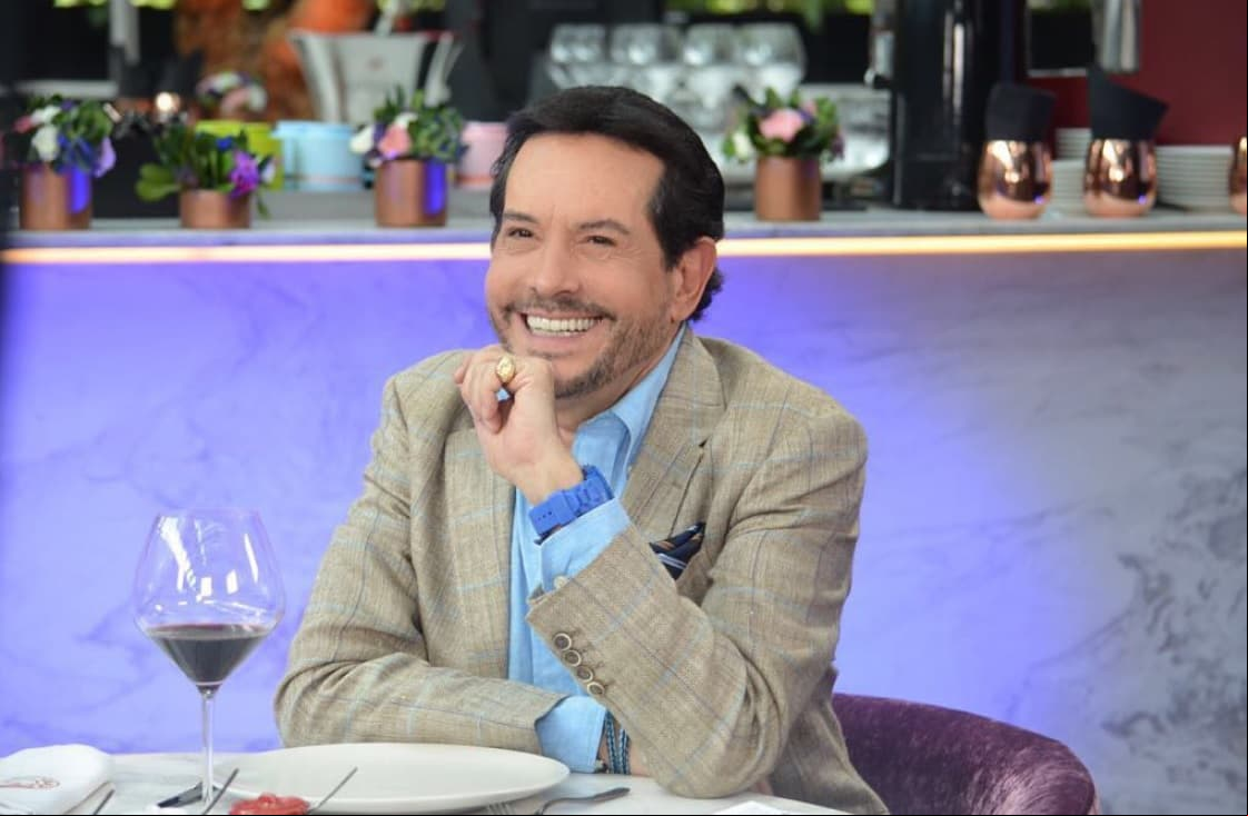 Pepillo Origel toma con humor la imagen donde aparece en una cocina y bromea en su programa
