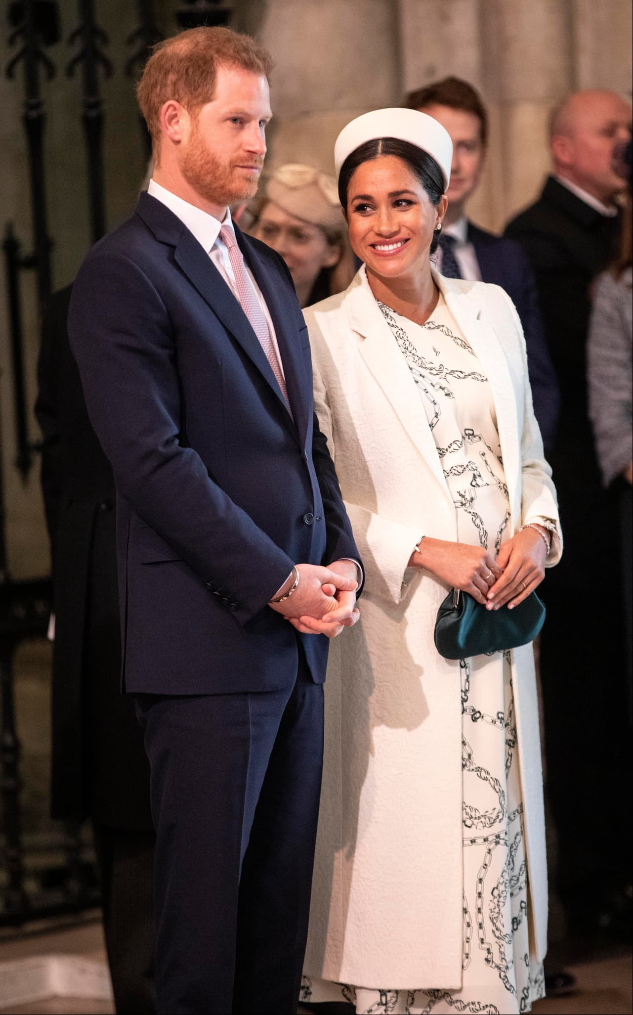 El segundo, que vistió durante las celebraciones del Día de la Commonwealth, fue un outfit blanco, cortesía de Victoria Beckham.
