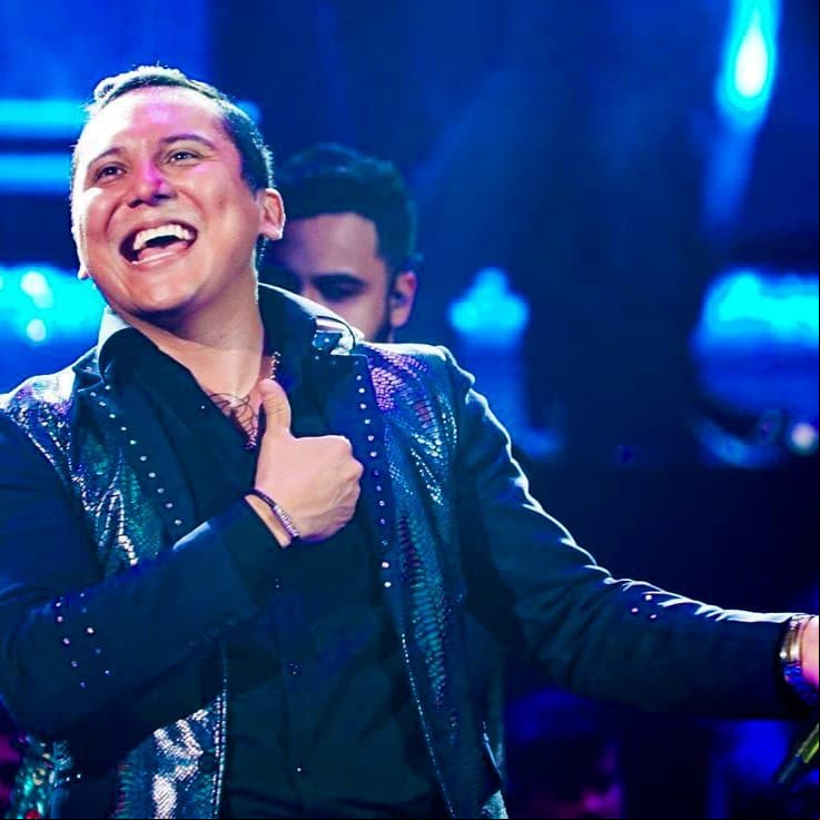 Tras varias relaciones y dos matrimonios fallidos, a sus 33 años, Edwin Luna ha logrado una estabilidad en el corazón junto a su amada Kim conformando una de las parejas más famosas dentro del regional mexicano.