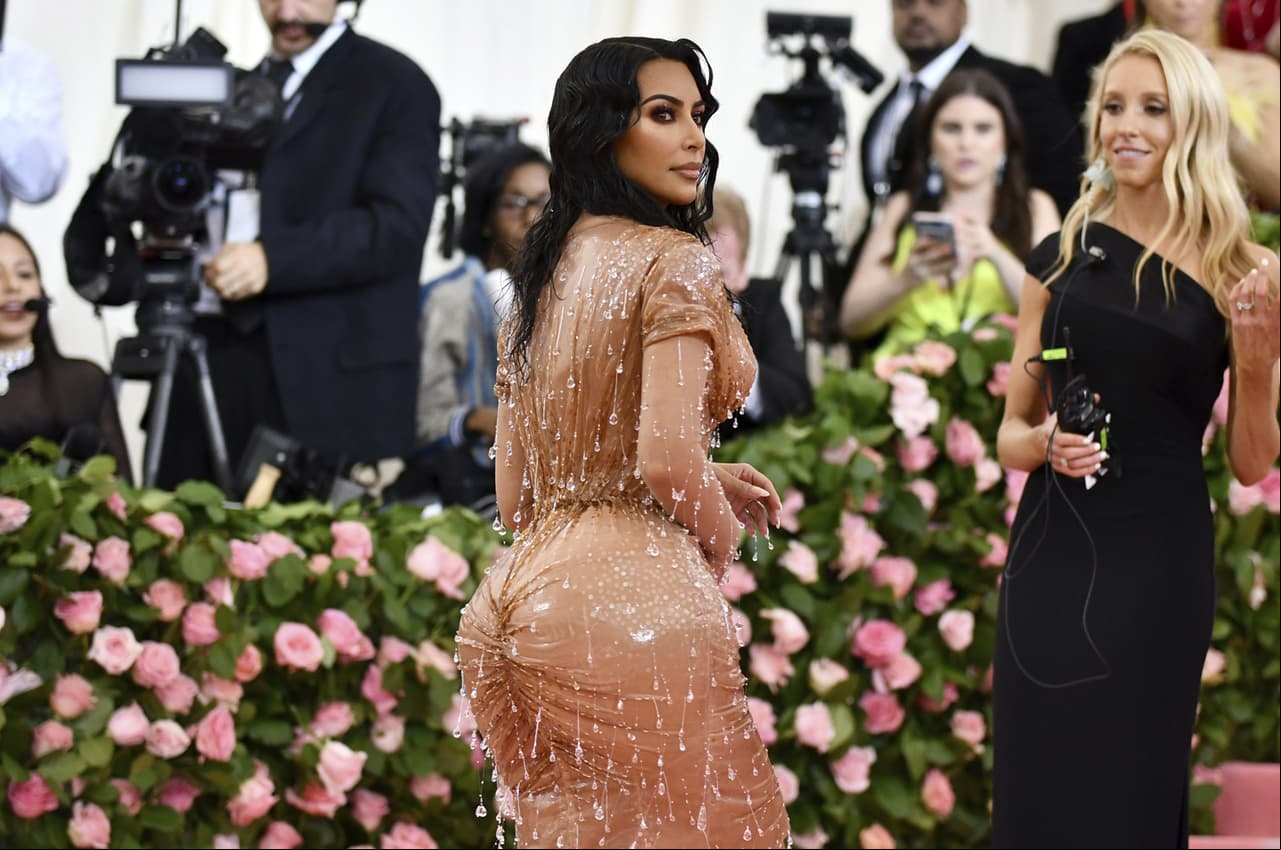 4. Gracias a su imperio de belleza y sus tiernas fotos familiares, Kim Kardashian ocupa la cuarta posición con 144 millones de seguidores y le pagan 910 mil dólares por publicación.