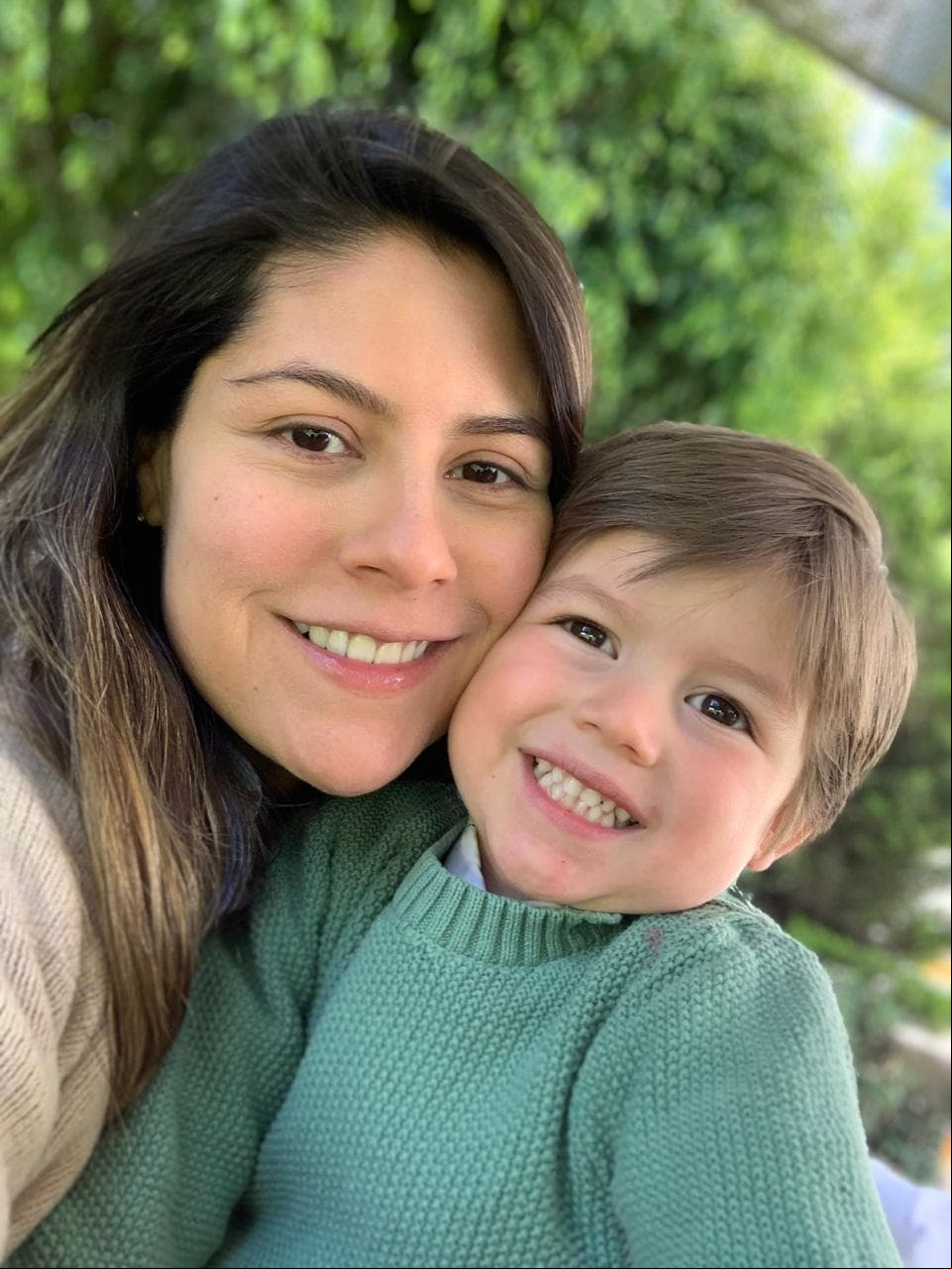 Así luce actualmente Lander, al lado de su mamá Brisa Castro.