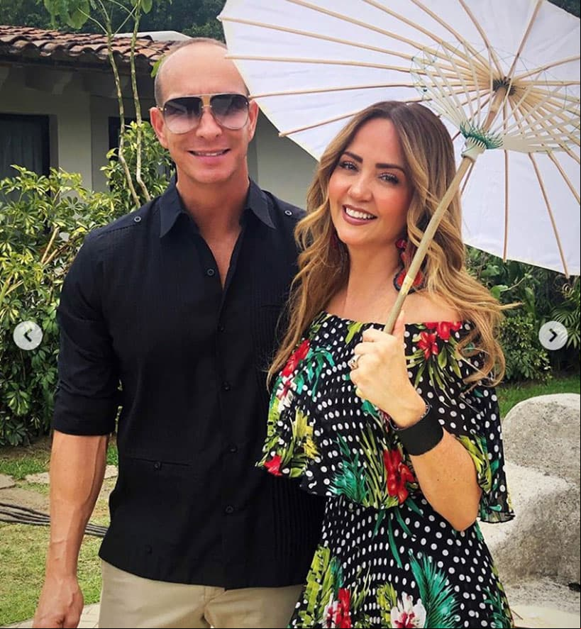 Andrea Legarreta y su esposo Erik Rubín fueron invitados a este evento, por lo que la conductora mostró en sus redes sociales el vestido de Blisum que usó para esa ocasión especial.