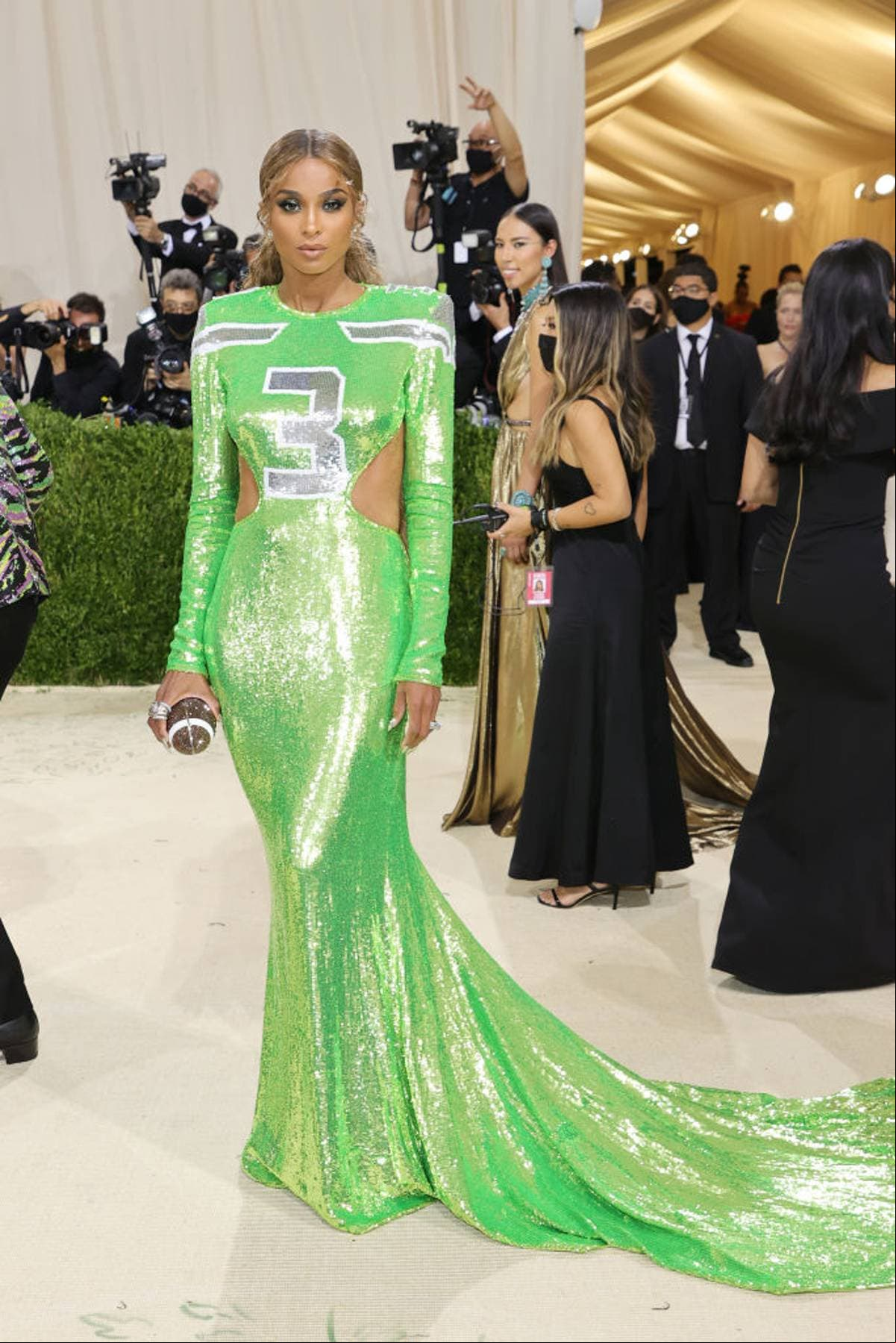 Ciara llegó a la ceremonia luciendo un vestido del diseñador Peter Dundas de manga larga con lentejuelas color verde neón con detalles recortados en el costado. El outfit impactó por el guiño que hizo al jersey de los Seahawks de Seattle, equipo de futbol americano en el que juega su esposo.