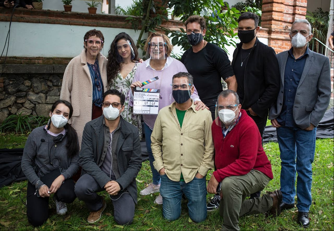 La mañana de este lunes 14 de septiembre, el equipo de producción y el talento se reunieron al sur de la Ciudad de México para comenzar con las grabaciones de este melodrama en medio de estrictas medidas de sanidad.
