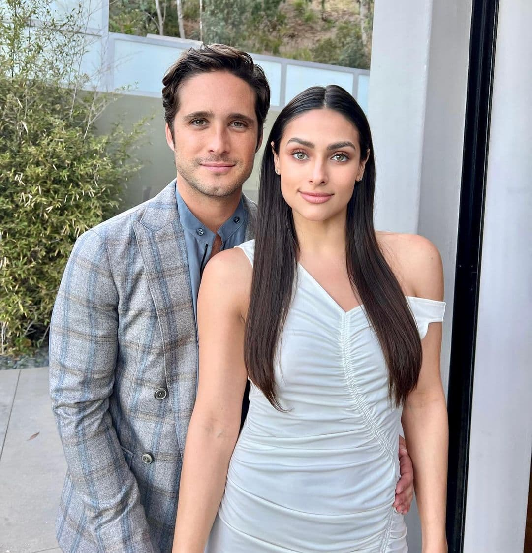 Diego Boneta aparece en alfombra roja con mujer que no es Renata Notni