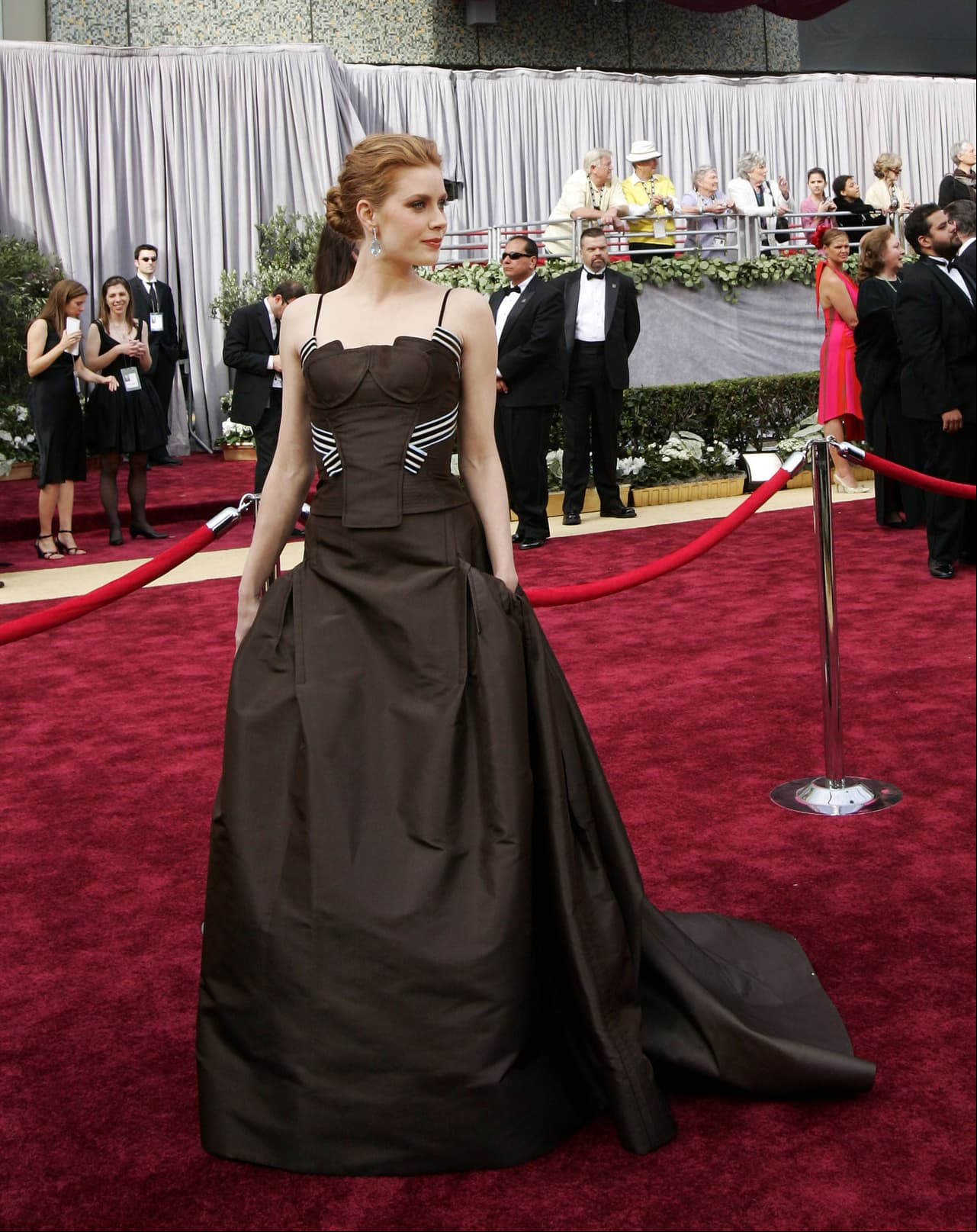 En 2006, Amy Adams llegó a la premiación con un diseño de Carolina Herrera en color chocolate, un tono poco acertado para la alfombra roja.