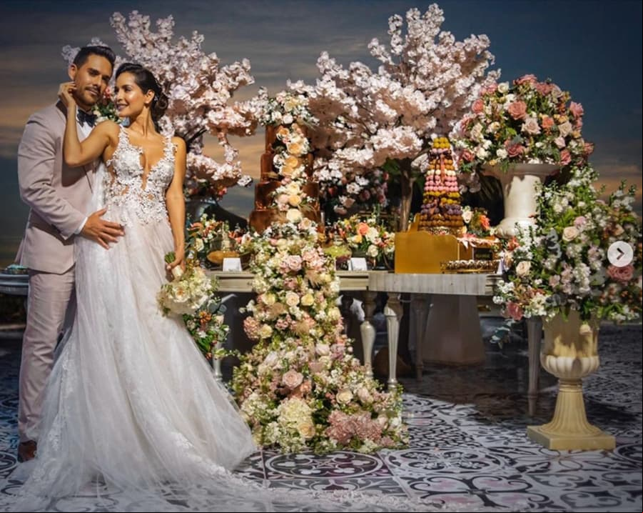 Tras once años de relación, Carmen Villalobos y Sebastián Caicedo llegaron al altar el pasado 18 de octubre en Cartagena de Indias, en Colombia. La pareja decidió compartir los detalles del enlace nupcial en sus redes sociales, además de su canal de Youtube, mostrando el vestido de novia que fue diseñado por Jorge Duque y para su primer baile como esposos eligieron una interesante combinación de las canciones de Sin Bandera, Mike Bahía y Greeicy, Marc Anthony, Silvestre Dangond y Nicky Jam.